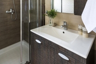 In-room Bathroom Muses Beach Villas - Urania