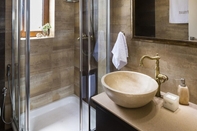 In-room Bathroom Muses Beach Villas - Erato