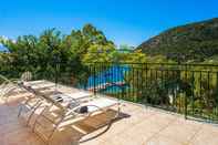 Kolam Renang Elia Beach Villa in Ithaki