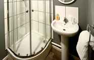 In-room Bathroom 4 Boutique Apartment in Newcastle Upon Tyne