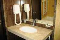 Toilet Kamar Beautiful 1-bed Apartment Near