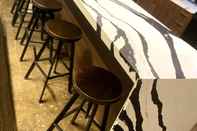 Bar, Cafe and Lounge 424 Gold Way-Apt. 302