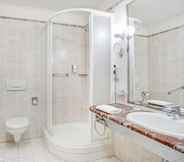 In-room Bathroom 3 Hotel Radium Palace