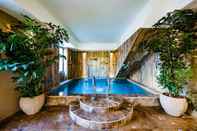 Swimming Pool Le Hameau des Pesquiers Ecolodge, Curio Collection by Hilton