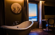 In-room Bathroom 6 Le Hameau des Pesquiers Ecolodge, Curio Collection by Hilton