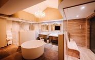 In-room Bathroom 7 Le Hameau des Pesquiers Ecolodge, Curio Collection by Hilton