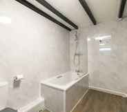 In-room Bathroom 7 Excellent 3 bed House - Close To Airport