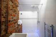 Toilet Kamar Rooms by Green Room