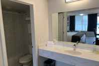 Toilet Kamar The Branson Welcome Inn - Country Blvd