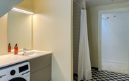 In-room Bathroom 6 Central Apt Newly Renovated Shopping Street