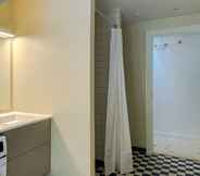 In-room Bathroom 6 Central Apt Newly Renovated Shopping Street