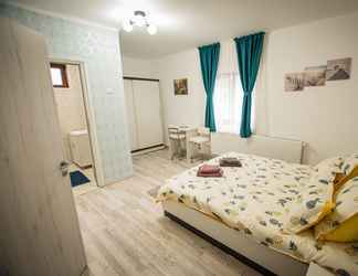 Kamar Tidur 2 Stunning 5 Bed House in Campulung Moldovenesc