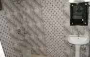 Phòng tắm bên trong 6 Goroomgo Natraj Guest House Ajmer