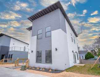 Exterior 2 Cutting-edge Elegant 3BR 2.5ba Home Near Downtown!