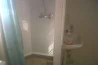 Phòng tắm bên trong Logies Grenadine