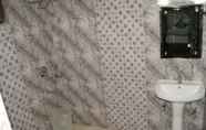 Toilet Kamar 6 Goroomgo GRT Inn Ambala