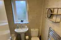 In-room Bathroom Sarabell House - 2 Bedrooms, Choppington