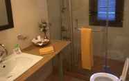 In-room Bathroom 4 7 Pines Kasauli