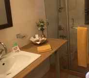 In-room Bathroom 4 7 Pines Kasauli