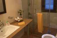 In-room Bathroom 7 Pines Kasauli