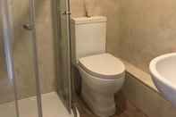 In-room Bathroom Inviting 2-bed Apartment in Matlock Sleeps 6