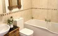 In-room Bathroom 6 Inviting 2-bed Apartment in Matlock Sleeps 6