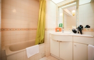 Toilet Kamar 5 Sea View Apartment by Rent4all