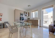 Bilik Tidur 2 Modern 2BR Apartment in Central St Julian s