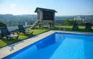 Kolam Renang 2 Casa Das Caneiroas Lovely 2-bed House in Amarante