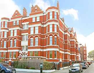 Exterior 2 Modern Two Bedroom Apartment in Hammersmith -205a