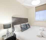 Phòng ngủ 5 Modern Three Bedroom Apartment in Hammersmith