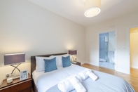 Bilik Tidur Modern Three Bedroom Apartment in Hammersmith