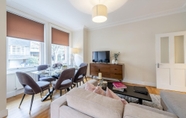 Ruang Umum 2 Modern Three Bedroom Apartment in Hammersmith