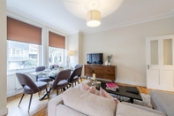 Ruang Umum Modern Three Bedroom Apartment in Hammersmith