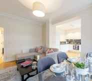 Phòng ngủ 7 Modern Three Bedroom Apartment in Hammersmith