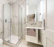 In-room Bathroom 3 Luxury Three Bedroom - Flat 121 Lower Ground Floor