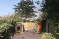 Exterior Lovely 3-bed Cottage in Brancaster Staithe