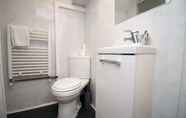 In-room Bathroom 6 St Paul's View Apt 1 by Tŷ SA