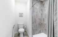 In-room Bathroom 4 Modern Lakeshore 3BR 3BA Townhouse Free Parking BBQ