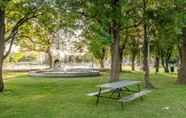 Common Space 3 Rideau 2Br Signature Apartment Free Parking