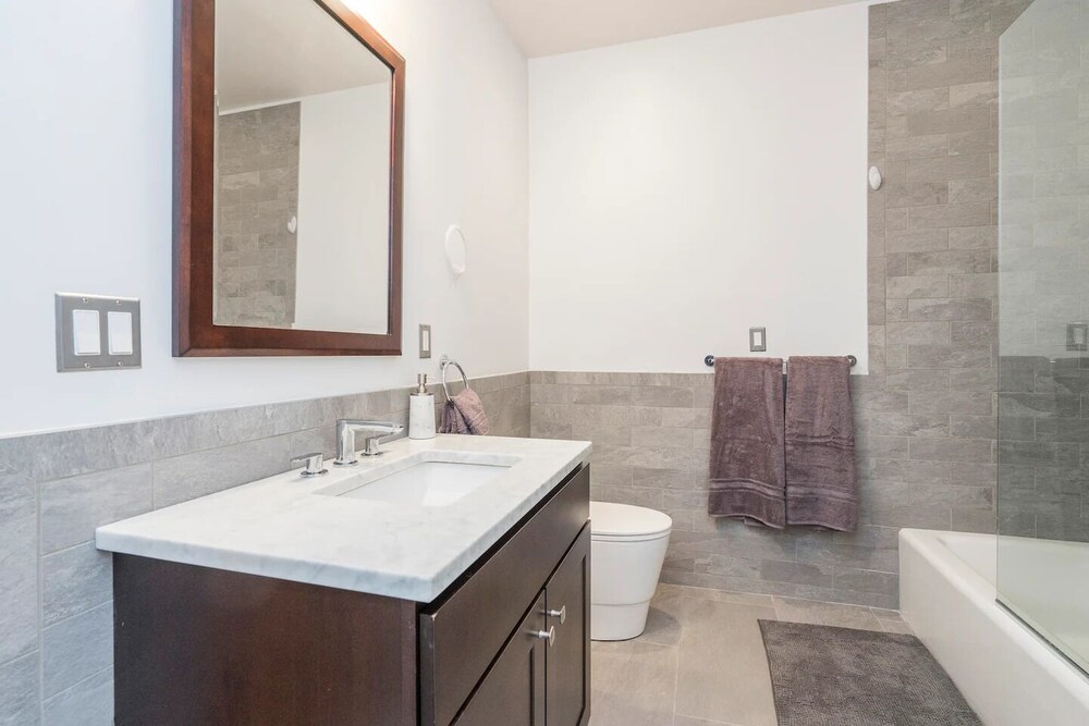 Toilet Kamar PRISTINE 3 BR Million-Dollar Loft