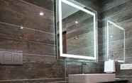 In-room Bathroom 4 juSTa Cliffend Resort & Spa Mashobra