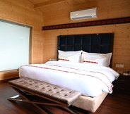 Kamar Tidur 3 juSTa Cliffend Resort & Spa Mashobra