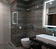 Toilet Kamar 6 juSTa Cliffend Resort & Spa Mashobra