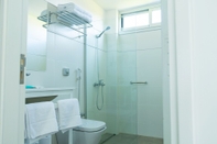 Toilet Kamar Cinco Soles Apart-Hotel