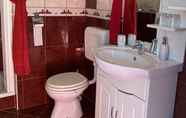 Toilet Kamar 2 Vineyard cottage Slanc