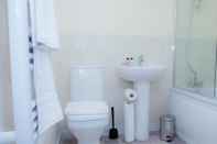 Toilet Kamar Beautiful two Bedrooms Ensuite Apartment