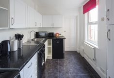 Others 6 Cecil House - An Inviting 3-bedroom in Rochester