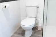 Toilet Kamar Spacious House With Garage and Garden South of Birmingham Centre