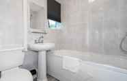 Toilet Kamar 6 Stylish Three Bedroom House With Garden in Birmingham Suburb